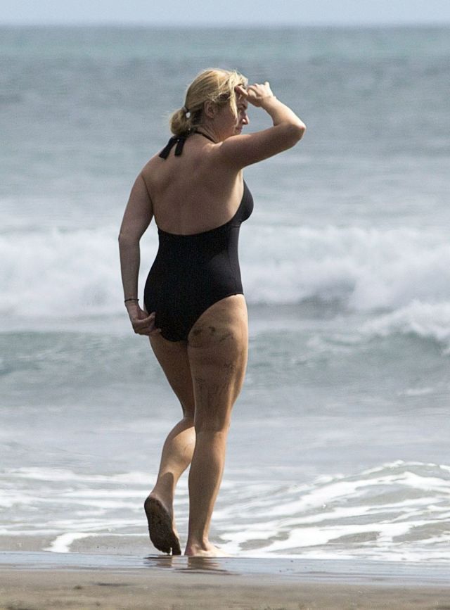 kate-winslet-in-swimsuit-at-a-beach-in-auckland_2