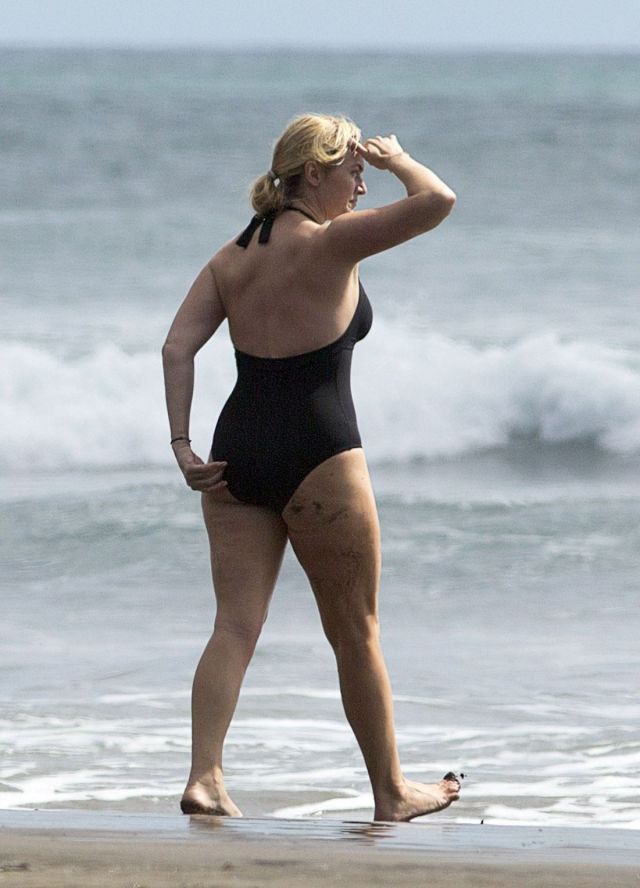 kate-winslet-in-swimsuit-at-a-beach-in-auckland_3
