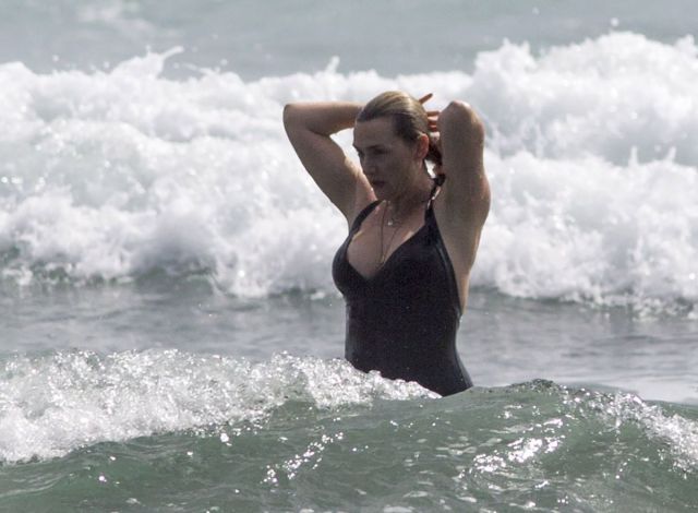 kate-winslet-in-swimsuit-at-a-beach-in-auckland_5