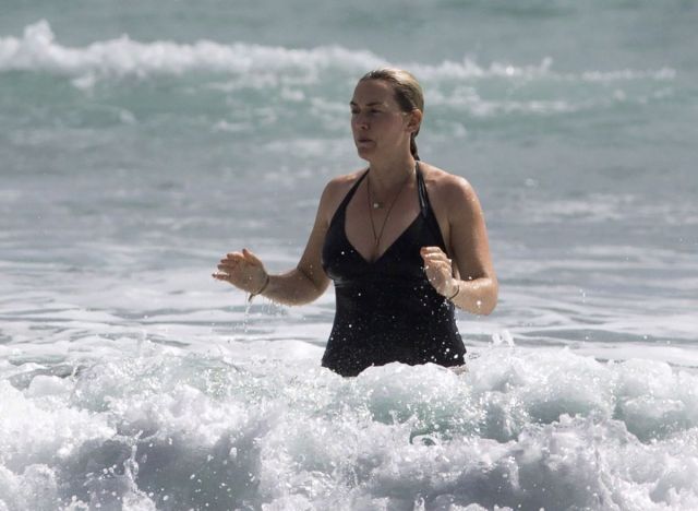 kate-winslet-in-swimsuit-at-a-beach-in-auckland_6