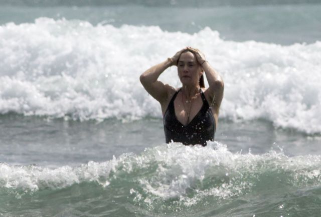 kate-winslet-in-swimsuit-at-a-beach-in-auckland_9